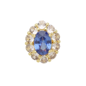Dettaglio macro del ciondolo con gemma blu ovale, alone di zirconi e placcatura in oro 18k