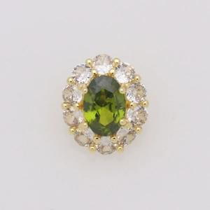 Dettaglio della collana con gemma verde ovale e alone di diamanti con montatura oro 18k