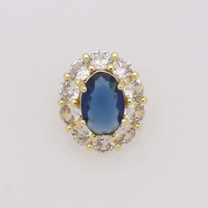 Dettaglio di un ciondolo con pietra blu ovale e castone di diamanti in oro 18k