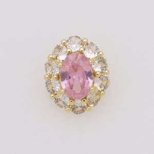 Dettaglio pendente con pietra rosa ovale e alone di diamanti su base in oro 18k