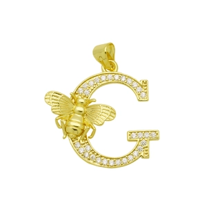 Detail von Goldbuchstabe G Anhänger mit Zirkon-Mikropflaster und kleiner Biene