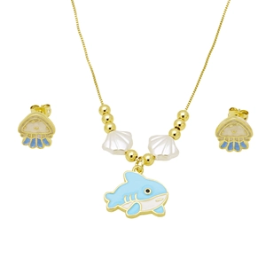 Set di gioielli oceanici dorati con ciondolo squalo blu e orecchini a lobo medusa