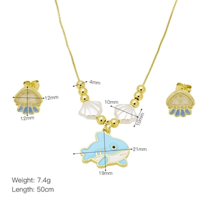 Set gioielli oceano con collana ciondolo squalo smalto blu e orecchini medusa dorati