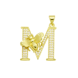 Makro-Detail von 18k vergoldetem Buchstaben M Anhänger mit Zirkonia und Biene