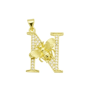 Detail der 18k vergoldeten Buchstabe N Kette mit Bienen-Dekor und funkelnden Zirkonia-Steinen