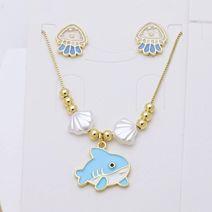 Dettaglio del set marino con collana pendente squalo e orecchini a lobo medusa
