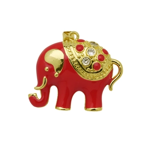 Detailopname van olifant hanger met rood emaille, goudkleur en zirkonia stenen