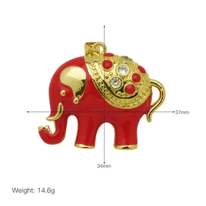 Gedetailleerd overzicht van de rode emaille olifant hanger met 18k goudlaag en afmetingen