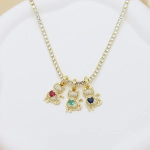 Goldene Tenniskette mit drei funkelnden Katzenanhängern und bunten Herzsteinen