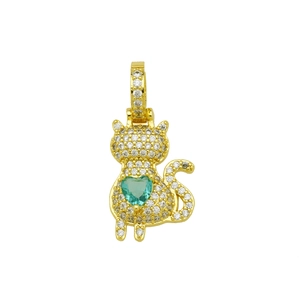 Detail eines 18K Gold Katzenanhängers mit grünem Herzstein und Zirkonia-Besatz