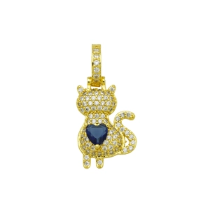 Nahaufnahme des goldenen Katzenanhängers mit weißen Zirkonia und blauem Saphir