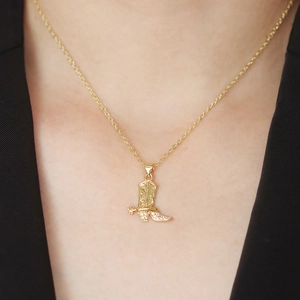 Collana minimalista placcata oro 18K con ciondolo a stivale da cowboy e zirconi chiari