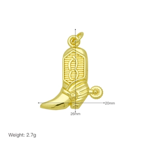 Dettaglio del ciondolo a forma di stivale da cowboy in oro 18K con sperone