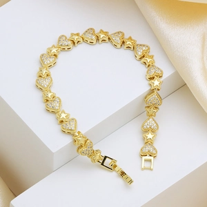 Elegante pulsera dorada con eslabones de corazón de circonita y colgantes de estrella