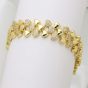 Primer plano de pulsera de eslabones de corazón dorado con circonitas y cierre plegable