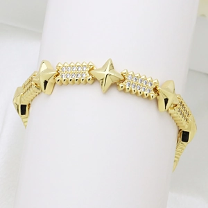 Primer plano de pulsera dorada con estrellas de circonita y detalles de pavé resplandeciente