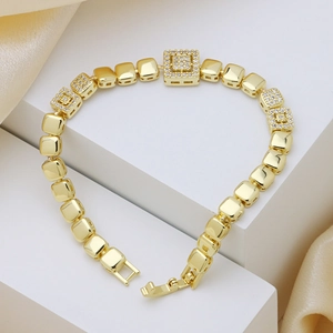 Bracciale in ottone placcato oro 18K con maglie in zircone su sfondo di seta