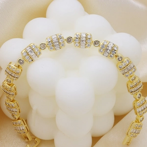 Elegante bracciale placcato oro 18 carati con maglie quadrate e zirconi brillanti da donna