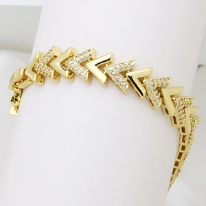 Dettaglio di un bracciale placcato oro 18K con maglie a V e pavé di zirconi cubici bianchi