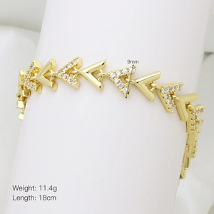 Dettaglio del bracciale a maglie a V placcato oro 18K da 9mm con pietre di zirconi
