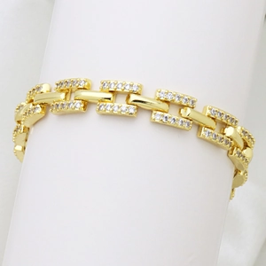 Dettaglio di un bracciale placcato oro 18K con maglie rettangolari e zirconi bianchi