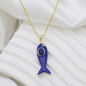 Elegante goldene Fisch-Halskette mit blauem Emaille und Edelsteinen auf weißer Seide