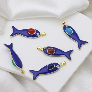 Set aus fünf vergoldeten Fisch-Anhängern mit Emaille und bunten Edelsteinen besetzt