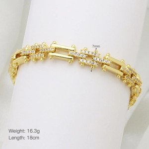 Vista dettagliata del bracciale placcato oro 18K con pavé di zirconi e lunghezza di 18 cm