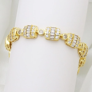 Dettaglio ravvicinato del bracciale placcato oro 18K con maglie quadrate e zirconi incastonati
