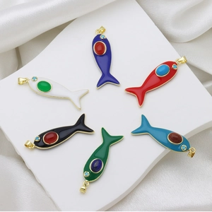 Minimalistisches vergoldetes Fisch-Anhängerset mit bunten Edelsteinen und Emaille