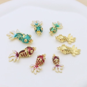 Colgantes de pez dorado en esmalte y cobre bañado en oro de 18K con detalles finos
