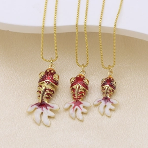 Juego de tres colgantes de carpa koi en esmalte rojo y baño de oro de 18K con cadenas