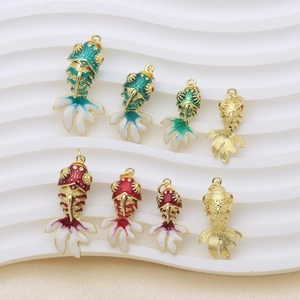 Detalle de colgantes de pez en oro de 18k con esmalte colorido y escamas grabadas