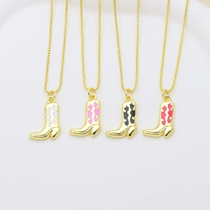 Collana con ciondolo stivale da cowboy placcato oro con dettagli in smalto colorato