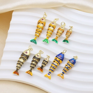 Pendentifs carpe koi articulés aux couleurs dégradées avec des accents de cristal