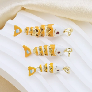 Vue détaillée des pendentifs carpe koi articulés en trois tailles avec émail coloré