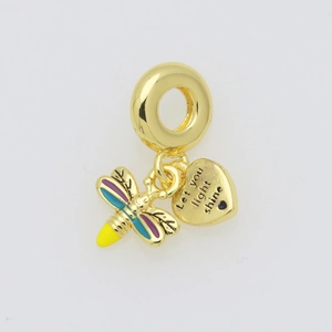 Dettaglio dell'ape dorata e ciondolo a cuore con incisione Let your light shine