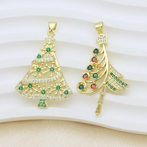 Dettaglio di ciondoli a forma di albero di Natale placcati oro con zirconi colorati