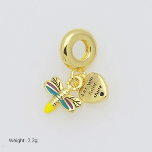 Dettaglio di ciondolo a forma di ape e cuore con incisione 'Let your light shine' per bracciale