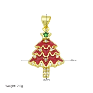 Dettaglio di un ciondolo ad albero di Natale da 29 mm con smalto rosso e cristalli lucidi