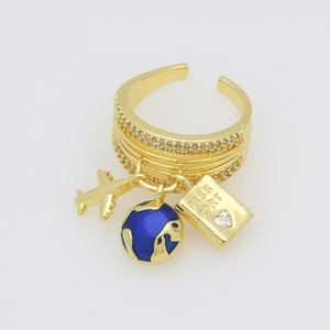 Detail van gouden ring met bedeltjes van een vliegtuig, blauwe wereldbol en paspoort