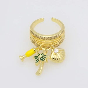 Detailopname van gouden verstelbare ring met palmboom, fles en schelp bedeltjes