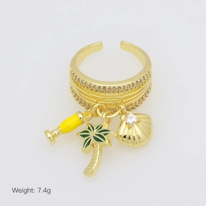 Detail van de gouden open ring met palmboom en schelp bedeltjes, gewicht van 7,4g