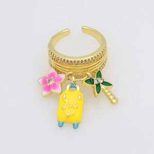Detail van de verstelbare gouden ring met zomerbedels en zirkonia-bezetting