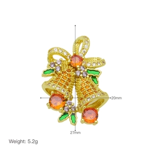 Dettaglio del ciondolo a campana di Natale placcato oro 18K con zirconi colorati