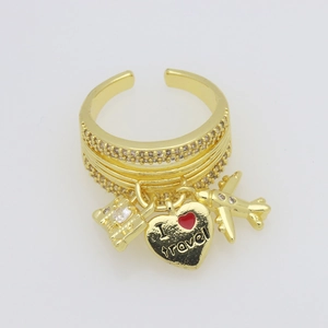 Detail van de reisbedeltjes met koffer, I Travel hart en vliegtuig op gouden ring