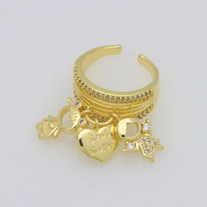 Detail van gouden ring met 'Soul Sister' hartvormige hanger en figuurtjes met zirkonia