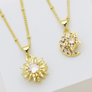 Colliers avec pendentifs tournesol et croissant de lune plaqués or 18 carats et oxydes de zirconium