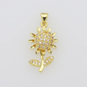 Détail macro du pendentif tournesol en or 18 carats avec des oxydes de zirconium