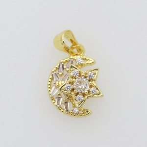 Détail macro du pendentif lune et étoile plaqué or 18K serti de zircons étincelants